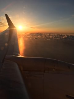 飛行機に乗ると、耳が痛くなる